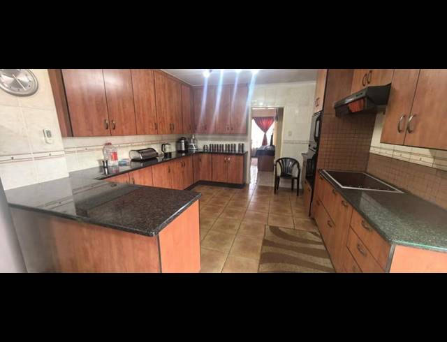 3 BEDROOM HOUSE FOR SALE IN ROODEPOORT CENTRAL